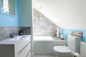 6 Hillside_En-Suite- click for photo gallery